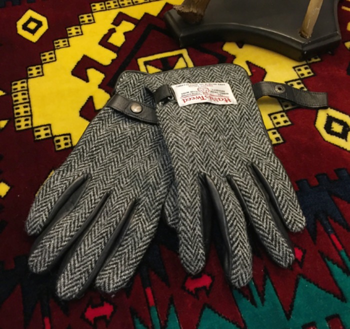 BEAMS x Harris Tweed leather gloves.