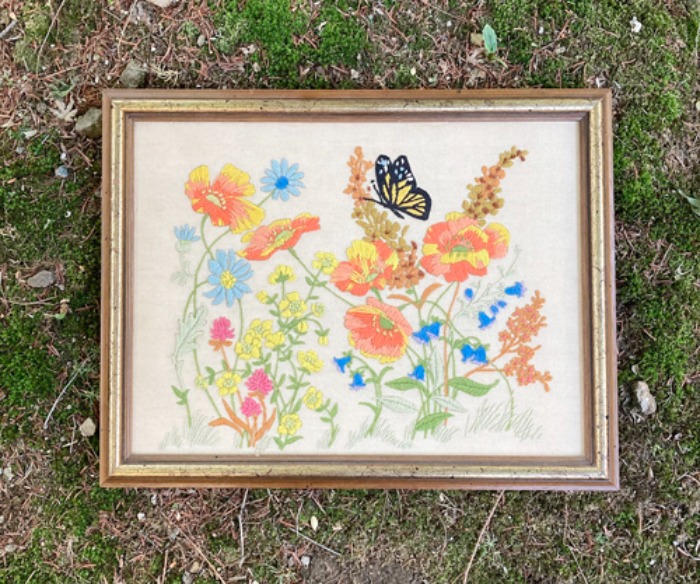 [U.S.A]70s “Flowers &amp; Butterfly(꽃과 나비)” quilt embroidery wood frame.