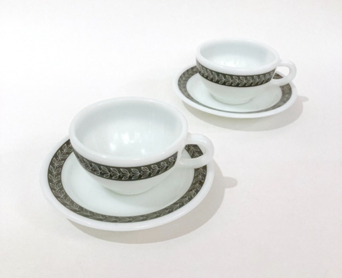 [U.S.A]60s PYREX grey leaf milk glass coffee cup &amp; saucer set.