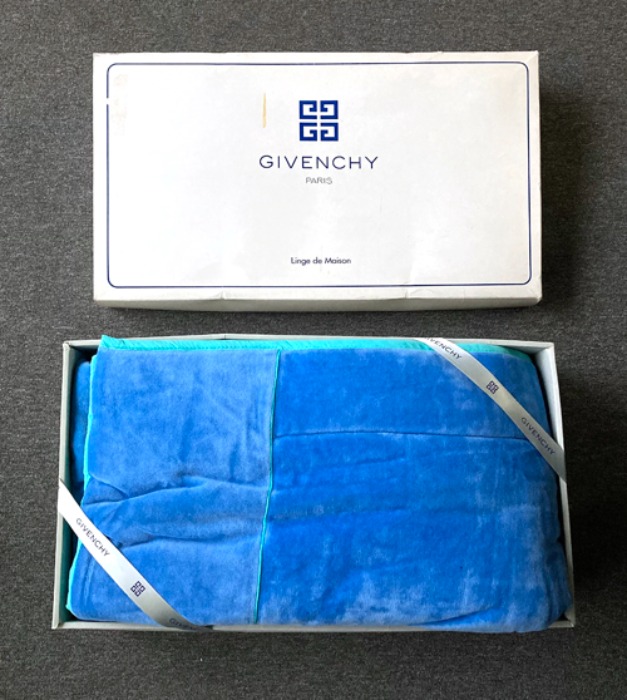 90s GIVENCHY velvet logo blanket(새제품).