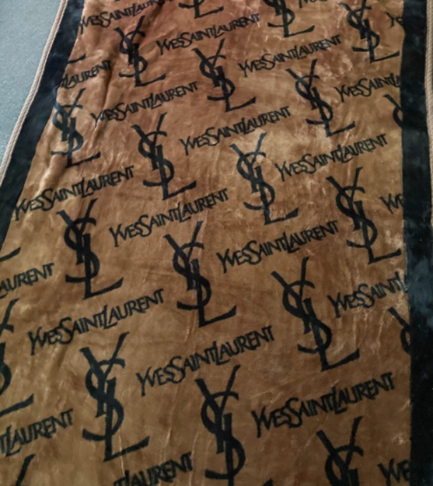 90s YSL(Yves Saint Laurent) big size vel-vet blanket.